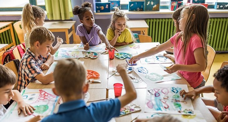 Niños aprendiendo arte