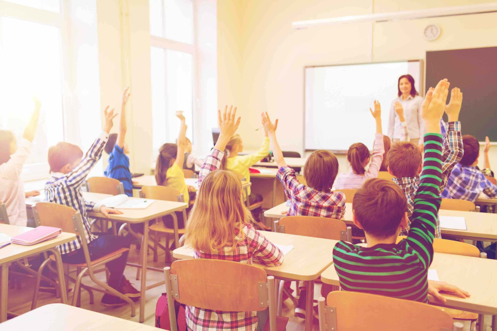 Niños que participan en una clase