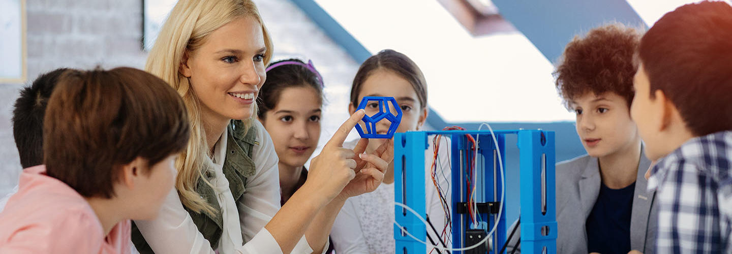 Profesor y alumnos de impresión 3D