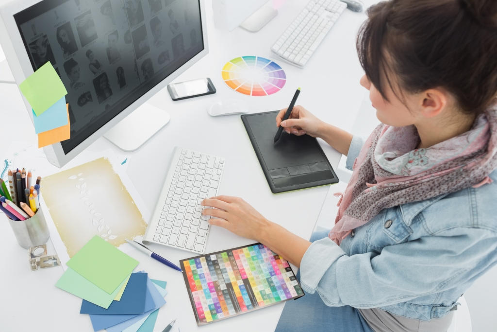 Un estudiante haciendo diseño gráfico