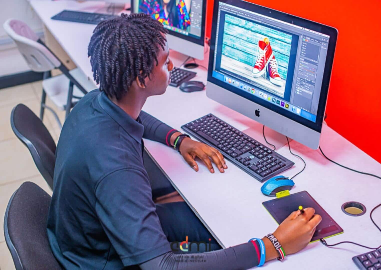 Un estudiante diseñando en un software